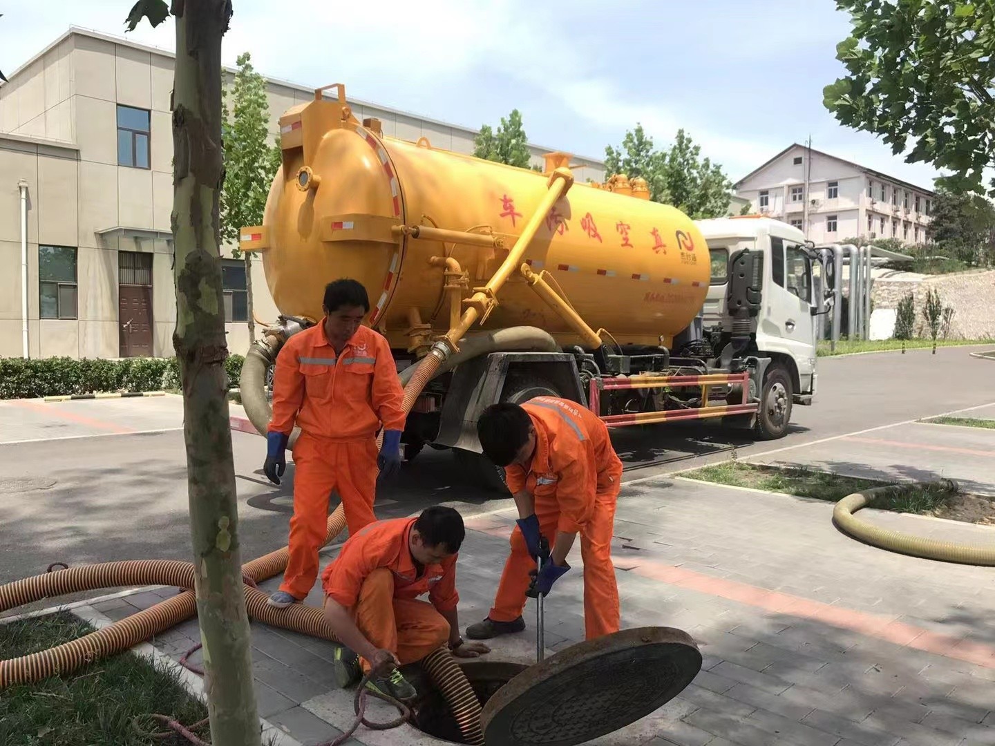 临清管道疏通车停在窨井附近